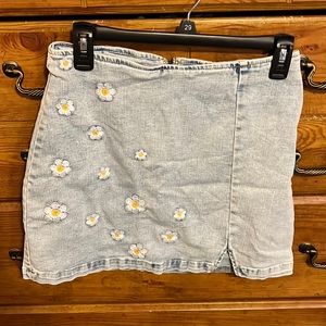 Wild Fable Denim Floral Embroidered Skirt. Size 6.
